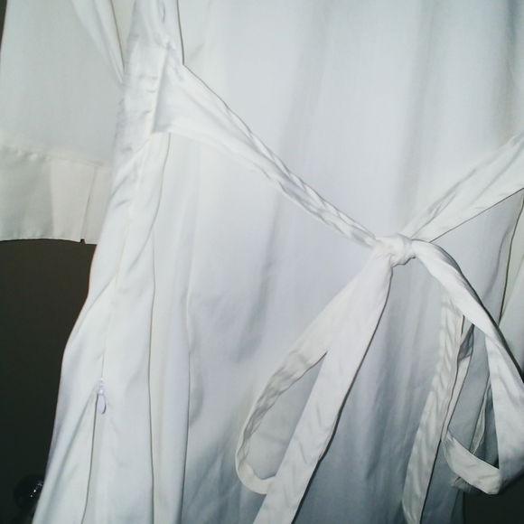 White stretch blouse wide waist band blouse.Zipper at the side. - Picture 2 of 9